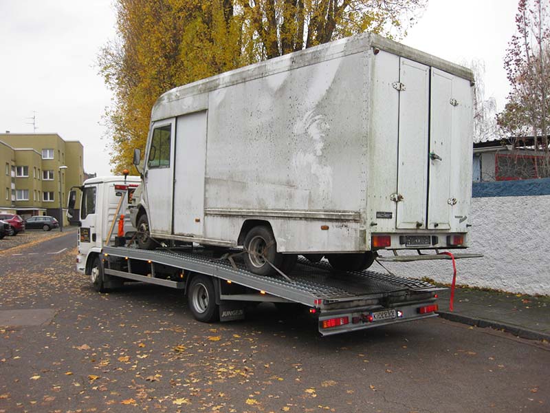 Verschrottung von Campern, Lieferwagen und Wohnwagen in Köln